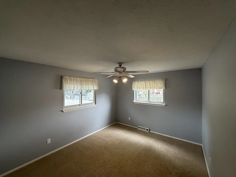 1187 Golden Gate Blvd — Photo 4