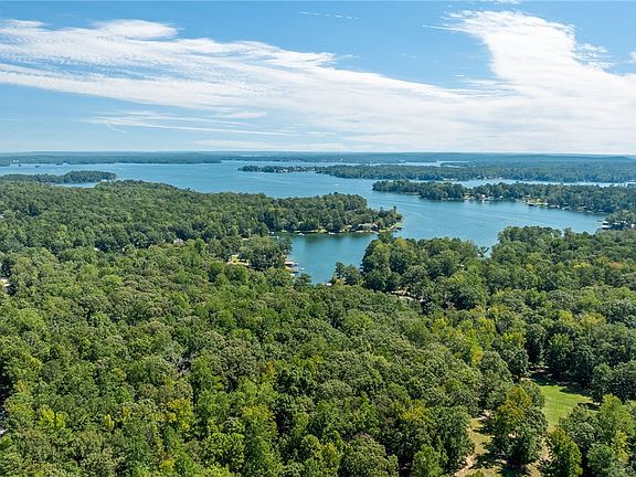 4th image of 2 Lakeview Dr