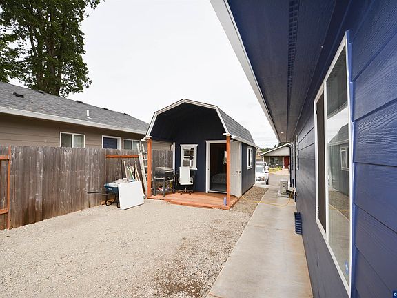 4th image of 928 Trust Ln SE