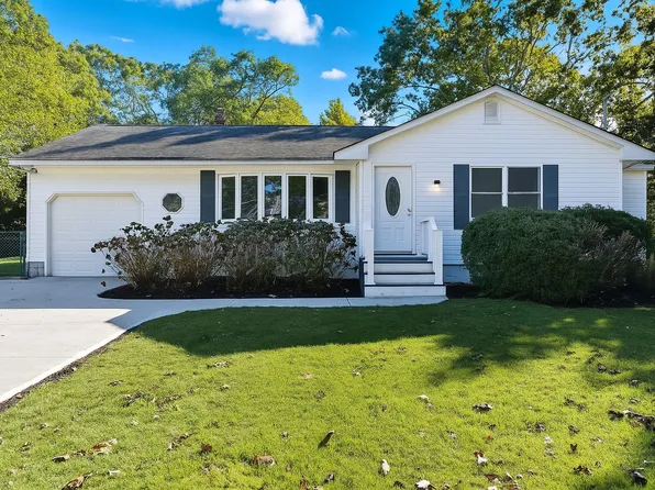 7 Harvard Dr, Hampton Bays, NY 11946