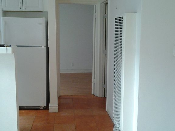 4th image of 4069 Oakwood Ave