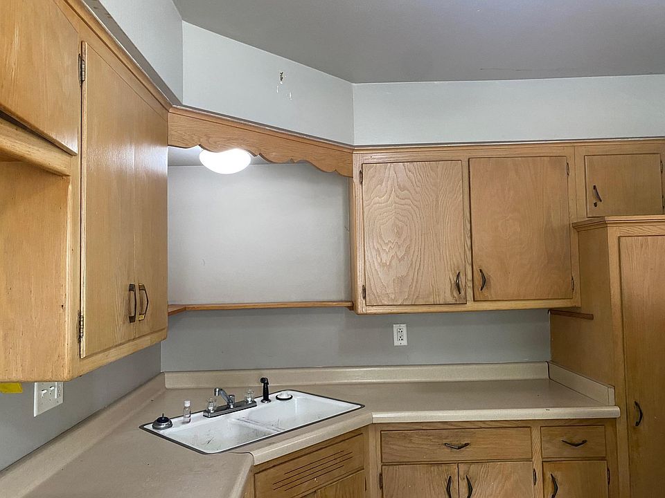 Kitchen, back door to right
(kitchen/dining combo 16'x8')