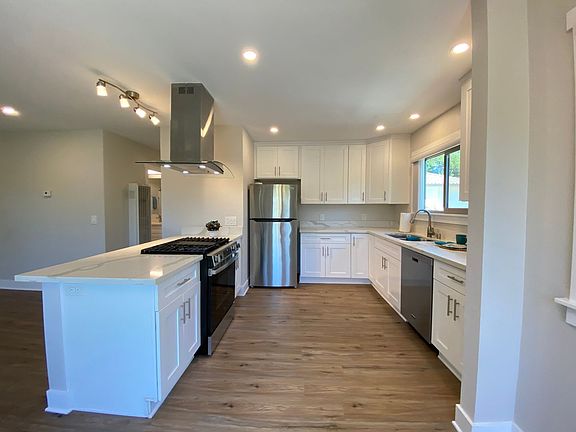 5th image of 2855 Unicornio St #H
