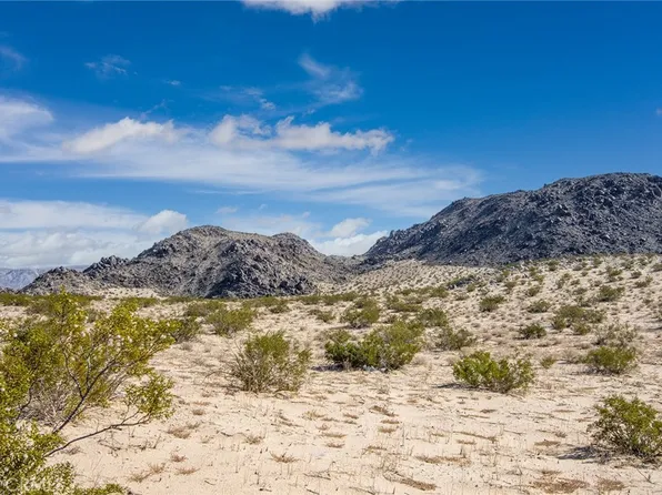 5900 Kickapoo Trl, Landers, CA 92285