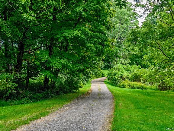 5th image of 264 Quaker Hill Road