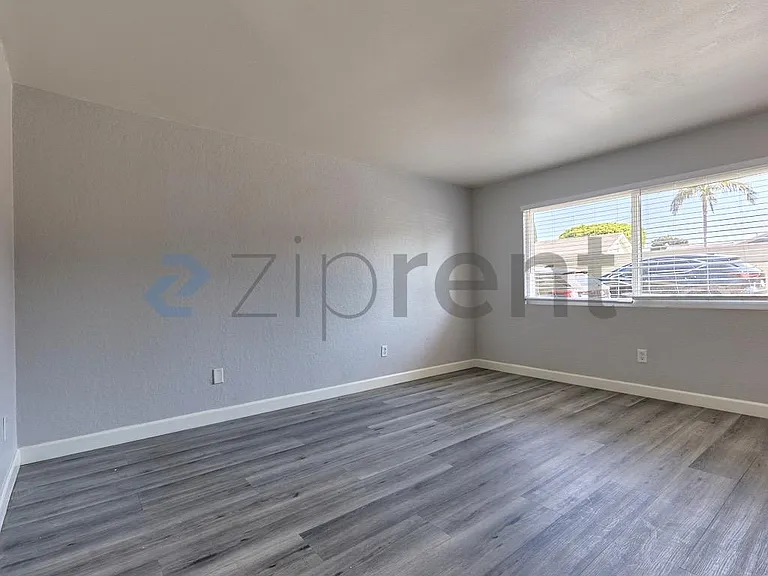 213 E Acacia St #C — Photo 3