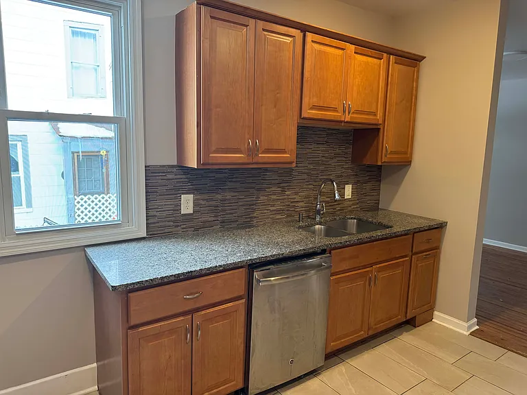 138 Pawling Ave #138 — Photo 2