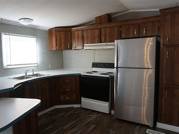 5th image of 601 E 1st St