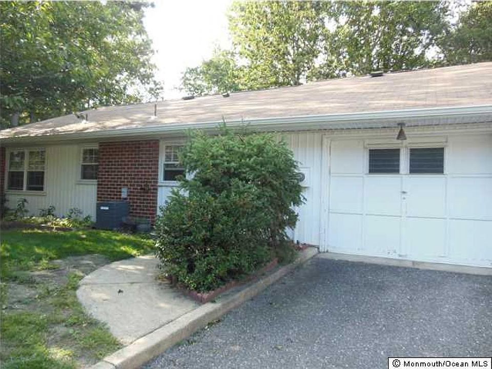 1st image of 822A Balmoral Ct