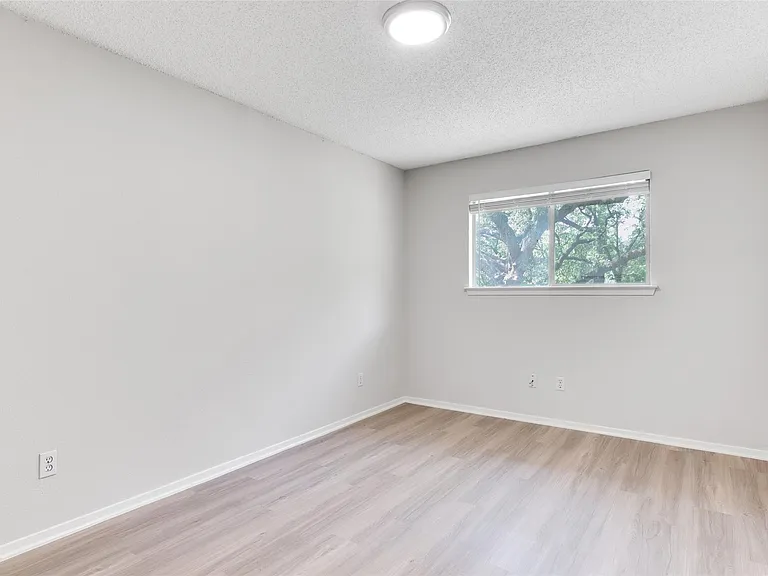 8015 Scotland Yard — Photo 17