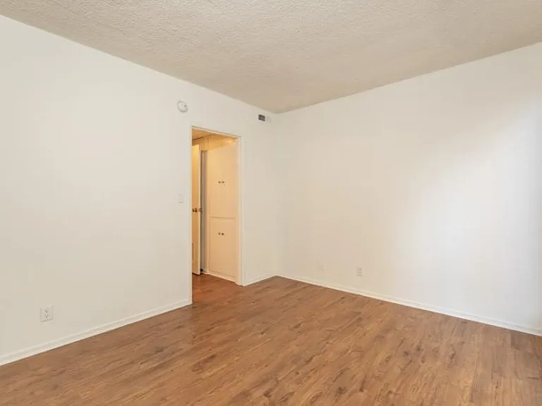 Reeves Towers — Photo 9