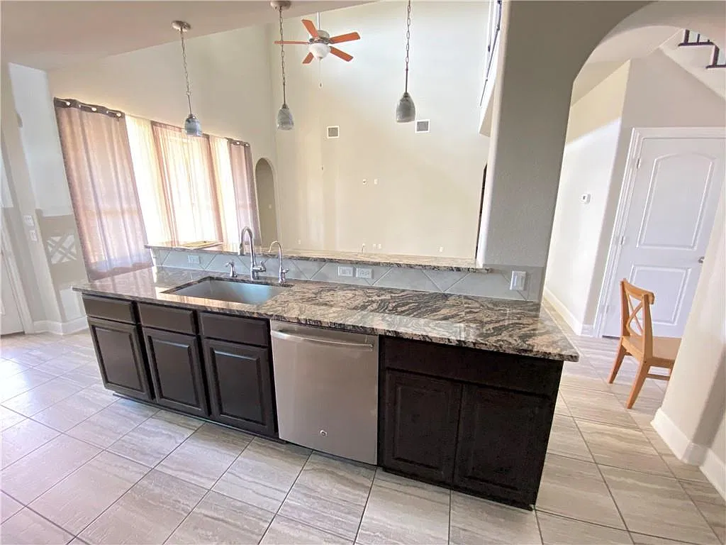 4 bed, 3.5 bath, 2569 sqft, $2,799 — Photo 4