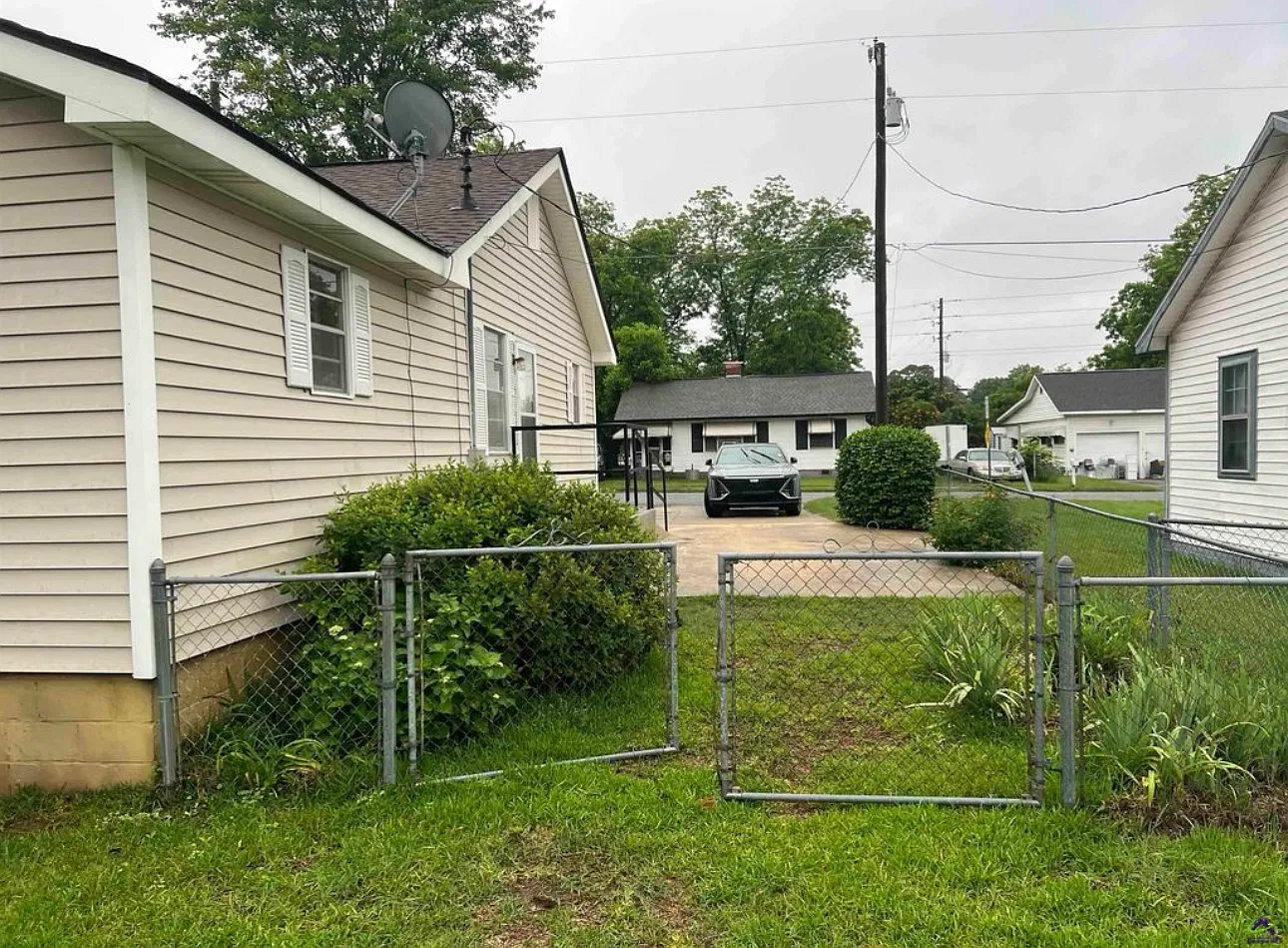5 bed, 1332 sqft, $1,900 — Photo 2