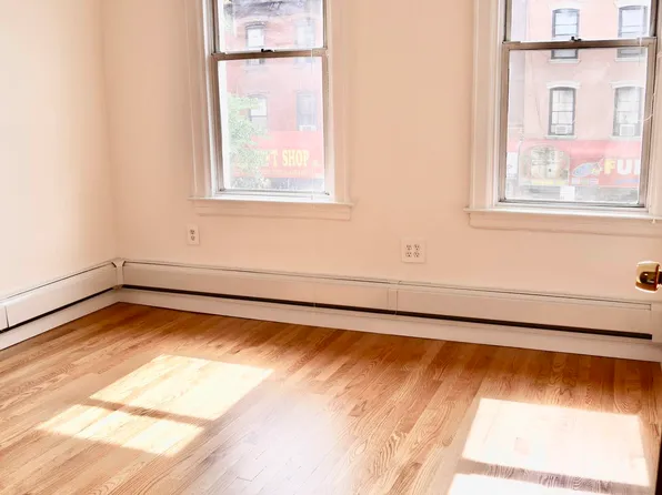 110 Graham Avenue image 10 of 18