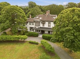 46 Chastellux Ave, Newport, RI