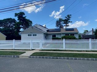 4 Meadow Dr, Bay Shore, NY 11706