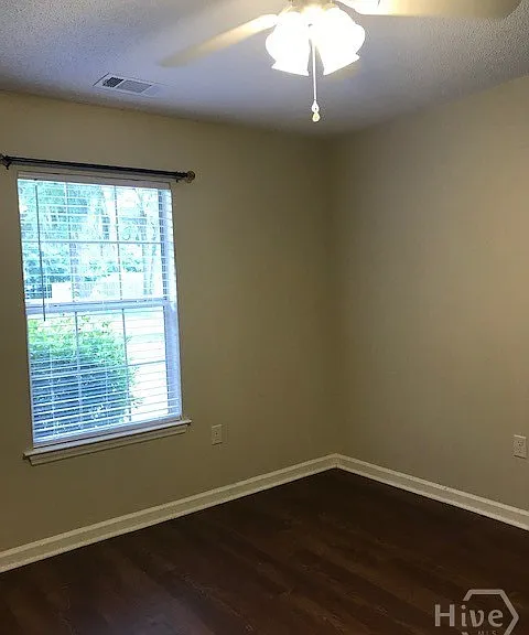 700 Greenwich Dr — Photo 10