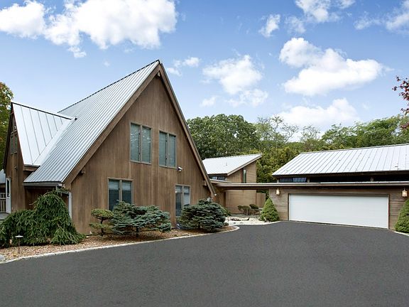 3rd image of 20 Lily Pond Dr