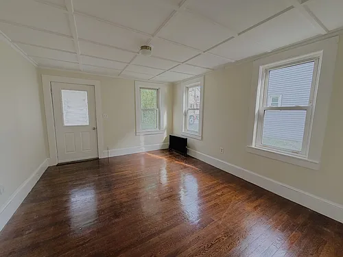 8 Crystal St Photo 1