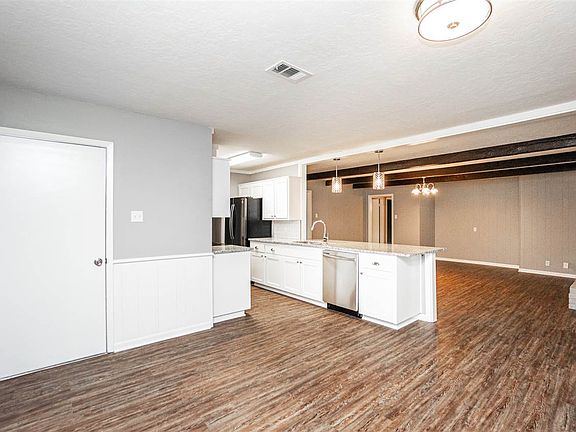 4th image of 2704 Fleetwood Dr