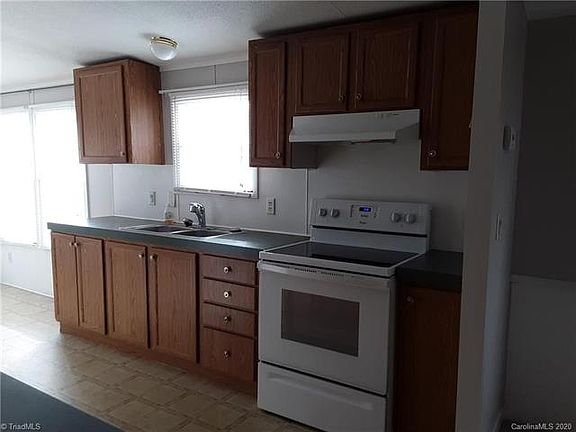 3rd image of 140 Sweetwater Dr