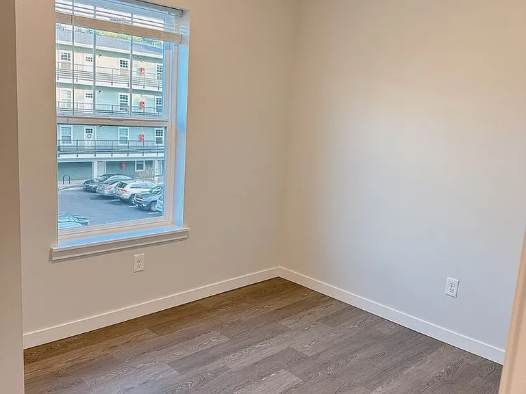 600 E Maple St — Photo 41