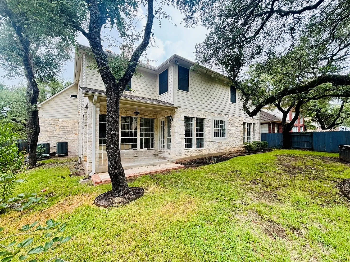 5 bed, 4.0 bath, 4105 sqft, $3,800 — Photo 3