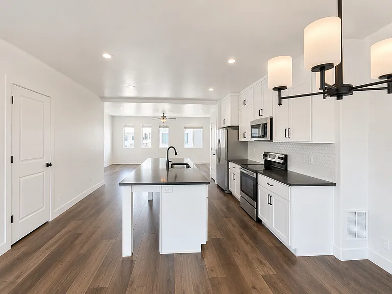 532 S 1080 W — Photo 3