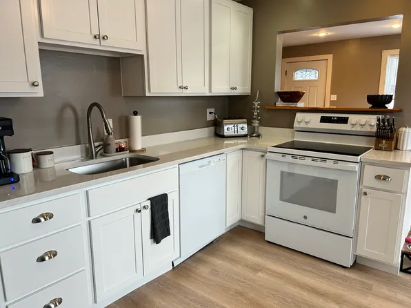 8 Dismukes St, Kittery, ME 03904