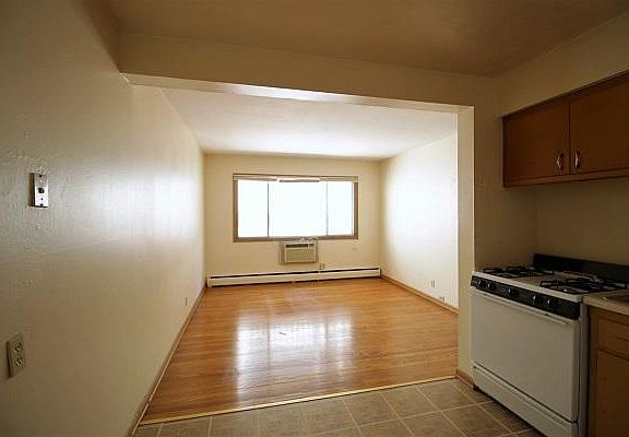 3rd image of 1851 N Oakland Ave #1-01