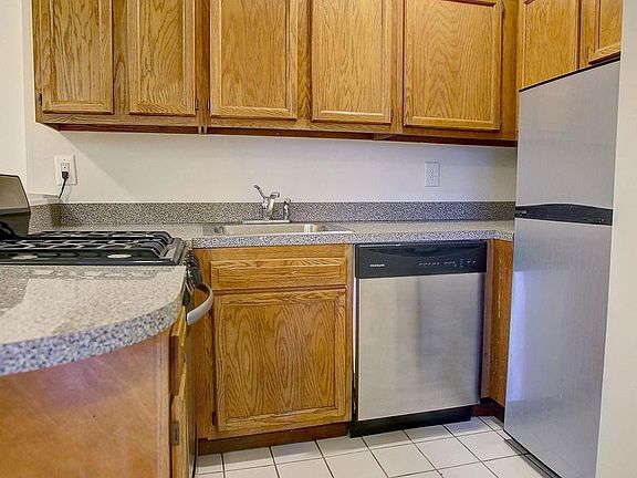 3rd image of 101 W 70th St APT 2N