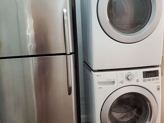 3rd image of 1272-1276 N Ardmore Ave #1272