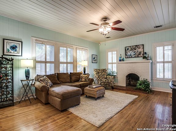 3rd image of 212 W Norwood Ct