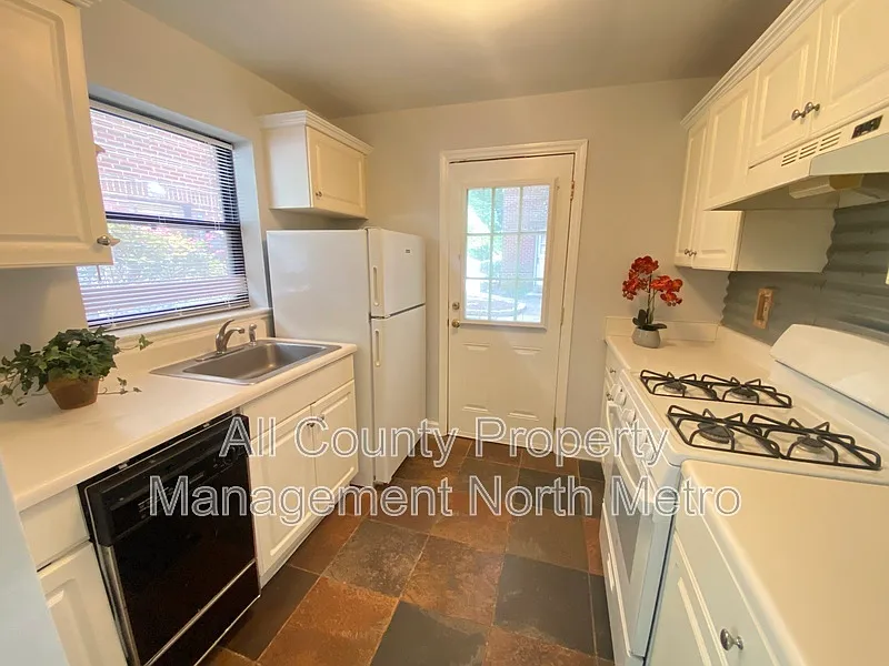 702 Argonne Ave NE #1