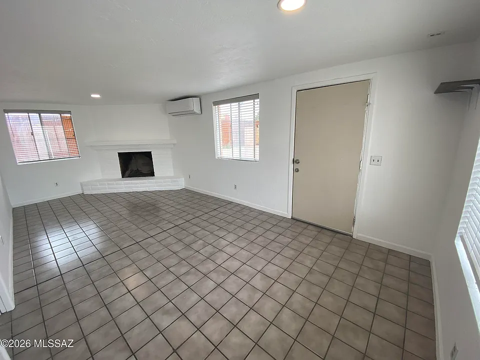 2825 N Alvernon Way #1