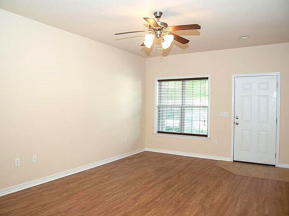 3rd image of 1469 Bentley Cir