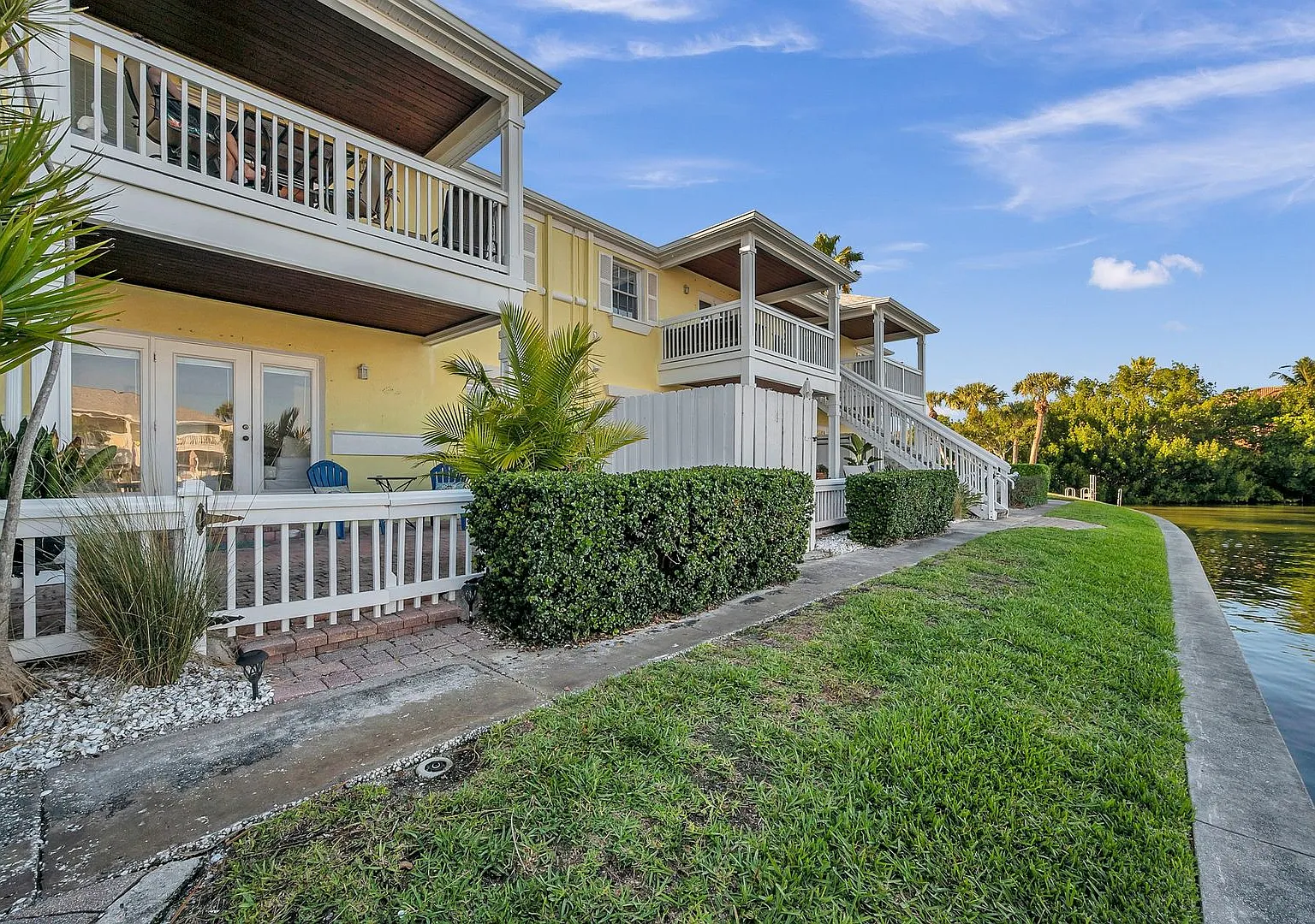 Serene Waterfront Fully Furnished Condo | 1 Bed 1 Bath Condo — Photo 4