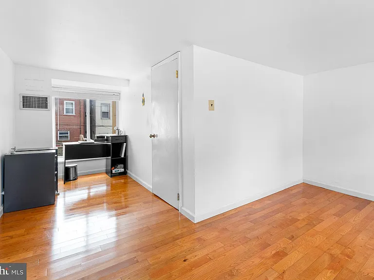 1006 Montrose St — Photo 19