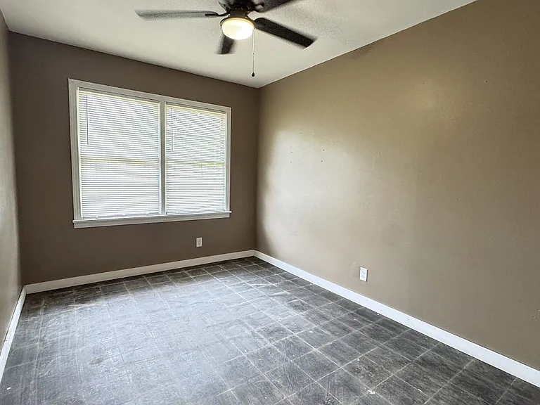 808 Kyle St — Photo 11