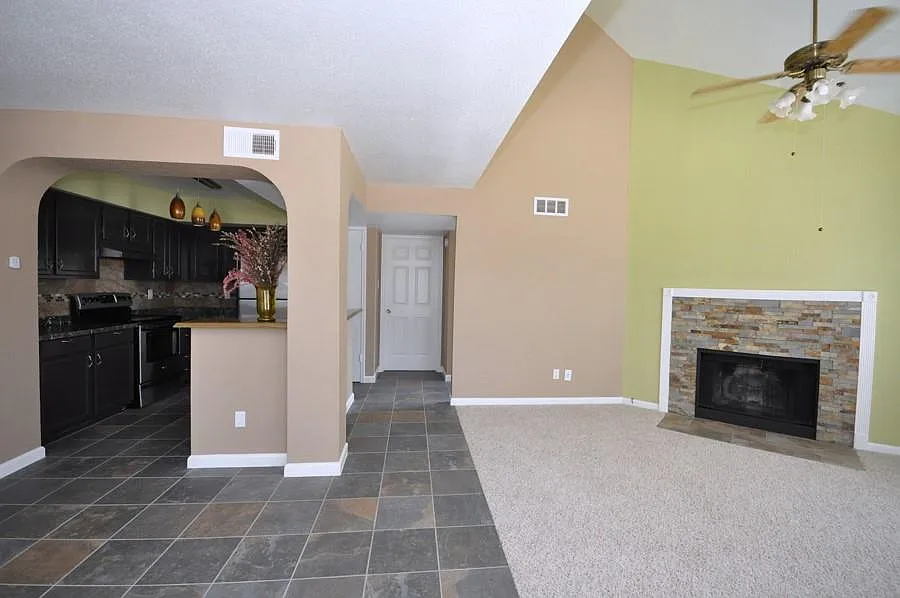 2 bed, 2.0 bath, 982 sqft, $1,300 — Photo 2
