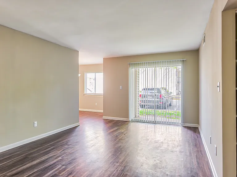Woodshire Apartments — Photo 31