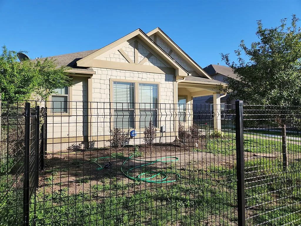 3 bed, 2.0 bath, 1091 sqft, $1,700 — Photo 2