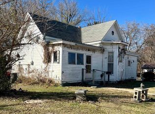 133 N 1st St, Mitchell, IN 47446