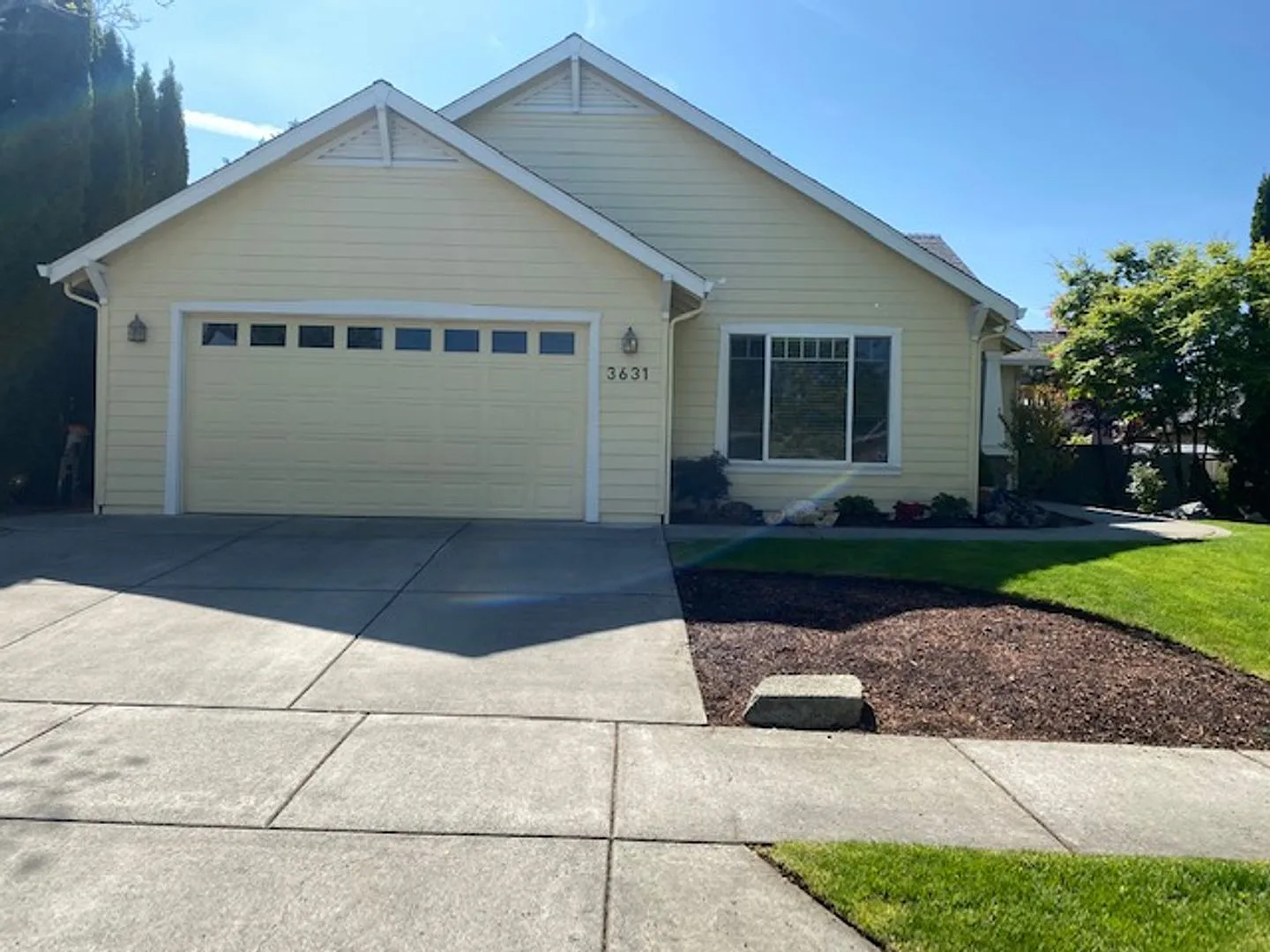 New To Market, 3 Bedroom East Medford Home — Photo 2