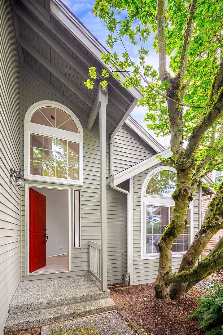 Beautifully Updated 3 Bedroom Totem Lake Home with A/C, Spacious Deck & Landscaped Backyard! — Photo 2
