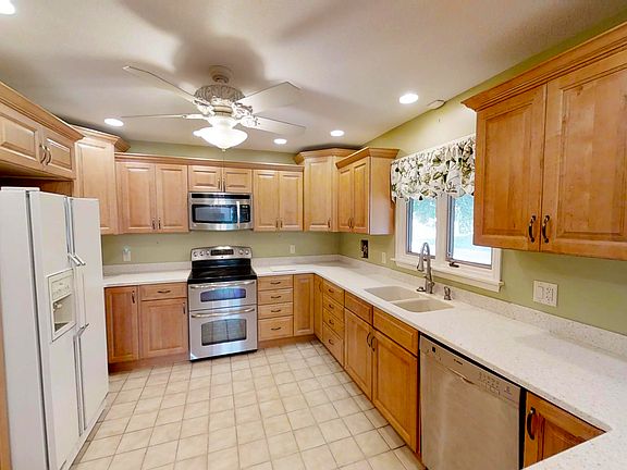 2nd image of 3202 Stoneybrook Dr