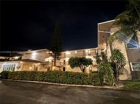 1480 E Sample Rd, Pompano Beach, FL