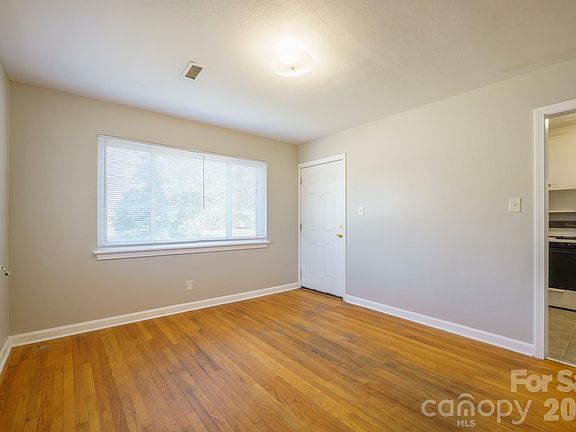 5th image of 829 4th Ave SW