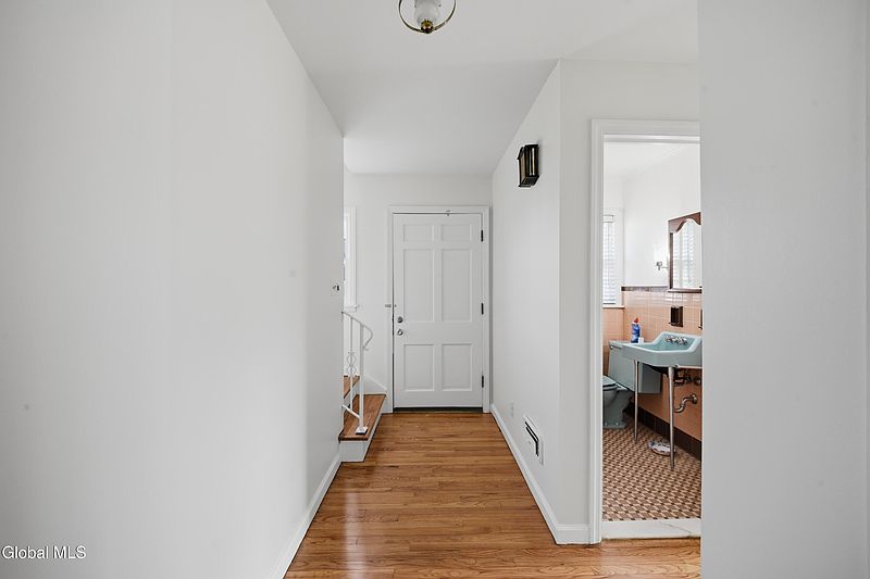 3rd image of 98 W Saint Stephens Lane