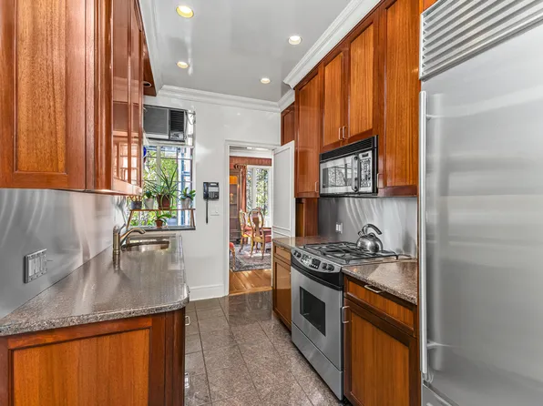 444 East 52nd Street image 13 of 24